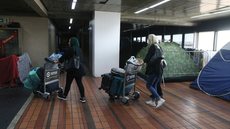 Grupo de refugiados afegãos acampados no Aeroporto Internacional de Guarulhos - Imagem: Reprodução / Agência Brasil / Rovena Rosa