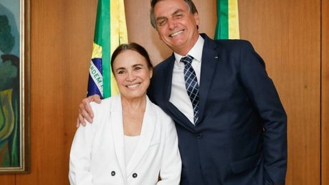 Regina Duarte ao lado de Jair Bolsonaro (PL) durante evento no Palácio do Planalto - Imagem: reprodução/Facebook