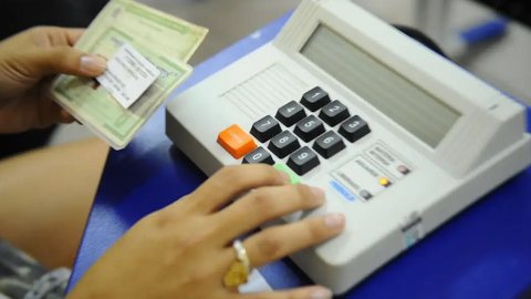 Regularizar o título é essencial para garantir o direito ao voto e evitar restrições civis e problemas com documentos - Imagem: Reprodução/Tânia Rêgo/Agência Brasil