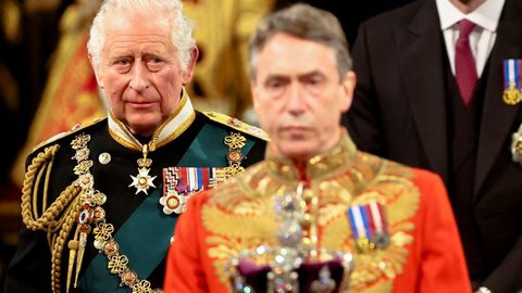 Rei Charles saúda público do lado de fora do Palácio de Buckingham - Imagem: reprodução grupo bom dia