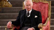 Rei Charles III assumiu o poder após a morte de sua mãe, Elizabeth II - Imagem: reprodução/Facebook