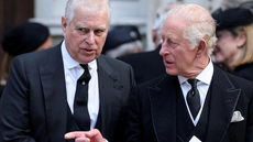 Rei Charles III durante declaração oficial após prisão de Andrew Mountbatten-Windsor - Imagem: Reprodução