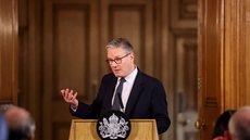 O primeiro-ministro britânico Keir Starmer anunciou um amplo pacote de restrições digitais para crianças e adolescentes, incluindo o bloqueio do acesso às redes sociais para menores de 16 anos. - Imagem: Reprodução