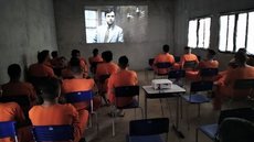 Programa cultural ReintegraCINE leva cinema para presos de segurança máxima. - Imagem: Divulgação/AGEPEN.