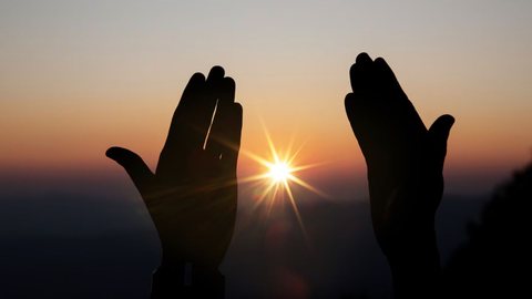Religião, estratégia e poder: influências cruciais nas disputas políticas recentes - Imagem: Reprodução/Freepik