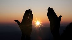 Religião, estratégia e poder: influências cruciais nas disputas políticas recentes - Imagem: Reprodução/Freepik