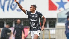 Pedro Rocha, do Remo, comemorando o seu gol contra o Goiás, em jogo válido pela última rodada da Série B - Foto: Fernando Torres/Agif/Gazeta Press