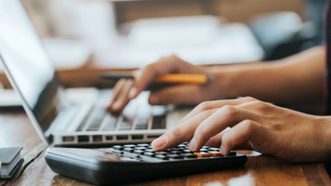 Em 2025 o Governo Estadual realizou 53 repasses semanais às cidades paulistas totalizando R$ 47,43 bilhões do ICMS. - Imagem: Reprodução/Freepik.