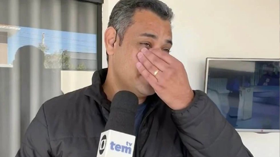 Repórter de telejornal chora de felicidade com surpresa feita por colegas e familiares - Imagem: Reprodução/TV TEM