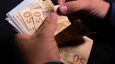 O programa Valores a Receber permite consultar recursos de contas antigas e tarifas não sacadas, com R$ 9,92 bilhões ainda disponíveis. - Imagem: Reprodução/G1/Marcello Casal Jr./Agência Brasil