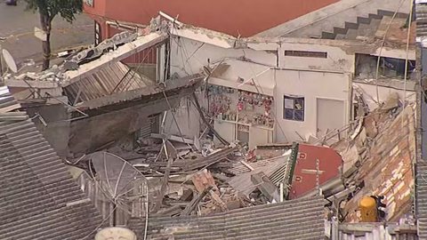 Residências são interditadas após teto de farmácia desabar em Itapevi - Imagem: Reprodução / TV Globo