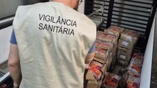 Inspeção revela problemas de higiene e alimentos vencidos desde 2024, resultando na interdição do estabelecimento - Imagem: Reprodução/Prefeitura de Suzano