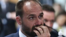 Eduardo Bolsonaro, atualmente nos EUA, é acusado de intimidar a Justiça para impedir condenação de seu pai, Jair Bolsonaro - Imagem: Reprodução/Redes Sociais