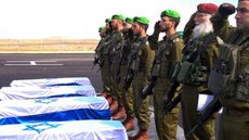 Os corpos de Shiri Bibas e seus filhos simbolizam o sofrimento das famílias israelenses em meio ao conflito. - Imagem: Reprodução | X (Twitter) - @RFI_FrFacile