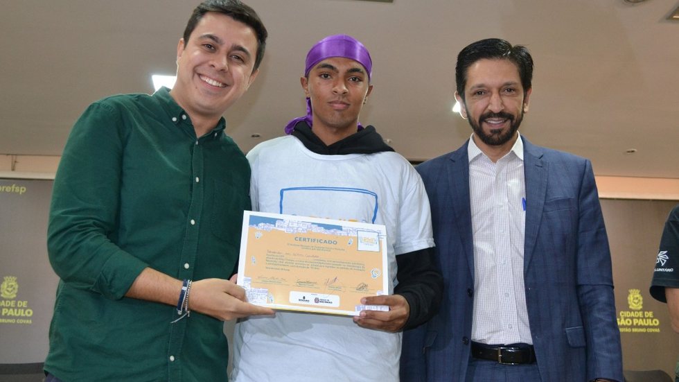 Prefeito Ricardo Nunes (MDB) ao lado de jovens apoiados pelo projeto Meu Trampo - Imagem: divulgação/Prefeitura de São Paulo