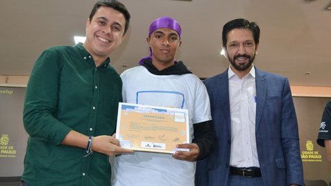 Prefeito Ricardo Nunes (MDB) ao lado de jovens apoiados pelo projeto Meu Trampo - Imagem: divulgação/Prefeitura de São Paulo