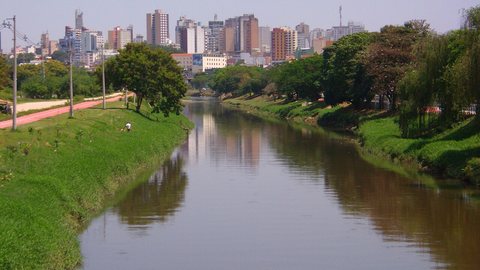 Ações irregulares de esgoto estão afetando o Rio Sorocaba, e as autoridades começam a apurar soluções para o problema. - Imagem: Rob Sabino
