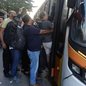 Justiça reconhece a legalidade da greve e impõe multas para descumprimento, visando garantir transporte essencial à população - Imagem: Reprodução/Foto: Márcia Foletto/Agência O Globo