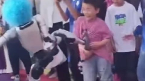 Robô humanóide chuta criança e vídeo repercute na web - Imagem: Reprodução