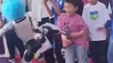 Robô humanóide chuta criança e vídeo repercute na web - Imagem: Reprodução