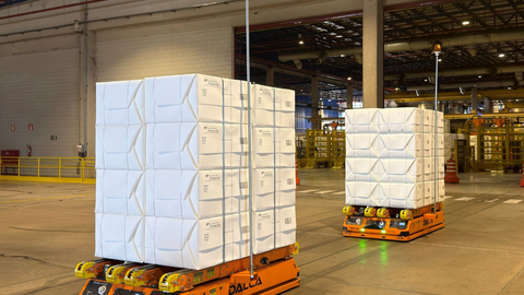 Robôs autônomos movimentam fardos de celulose em operação industrial automatizada no Brasil - Imagem: Reprodução
