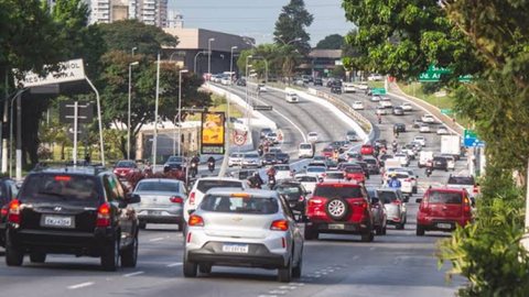A decisão da Prefeitura de São Paulo é baseada em estudos da CET, que indicam queda no volume de veículos durante as festas - Imagem: Reprodução/G1