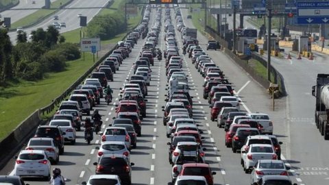 As concessionárias alertam para congestionamentos frequentes nas saídas e retornos para a capital durante o período festivo - Imagem: Reprodução/G1