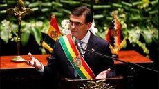 Manifestantes enfrentam forças de segurança durante protestos contra o governo Rodrigo Paz em meio à crise política e econômica na Bolívia. - Imagem: Reprodução