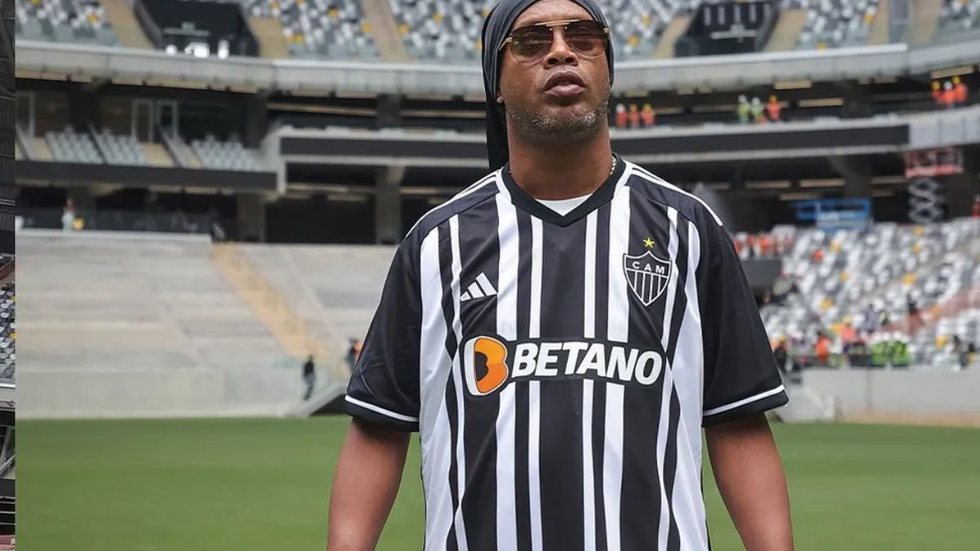 Atlético-MG tem contas bloqueadas por dívida milionária com Ronaldinho Gaúcho - Imagem: reprodução / Telhas do Galo
