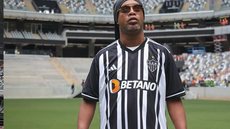 Atlético-MG tem contas bloqueadas por dívida milionária com Ronaldinho Gaúcho - Imagem: reprodução / Telhas do Galo