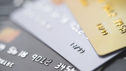 As mudanças nos cartões de crédito devem levar a reajustes de preços ao consumidor - Imagem: reprodução Canva