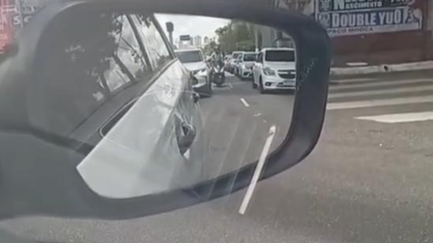 Em segundos, criminoso quebra vidro e rouba celular - Imagem: Reprodução | Viva ABC