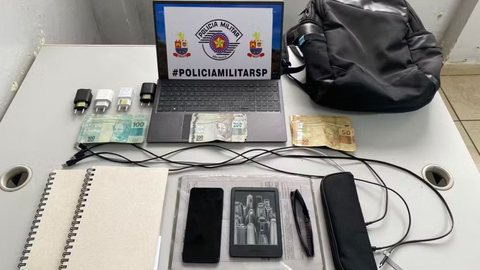 Notebook, celular e a quantia em dinheiro foram recuperados e entregues ao proprietário. - Imagem: Reprodução/Polícia Civil.