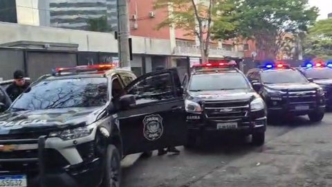 Equipes do Garra e Dope apoiaram a operação, que já resultou em três prisões e coleta de provas importantes - Imagem: Reprodução/Agência SP