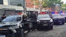 Equipes do Garra e Dope apoiaram a operação, que já resultou em três prisões e coleta de provas importantes - Imagem: Reprodução/Agência SP
