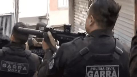 A operação envolve cumprimento de oito mandados judiciais - Imagem: Reprodução/SBT News