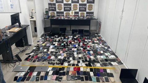 Mais de 850 aparelhos apreendidos pela polícia durante a Operação Off Line 2, realizada em 2023 - Imagem: Divulgação / Polícia Civil