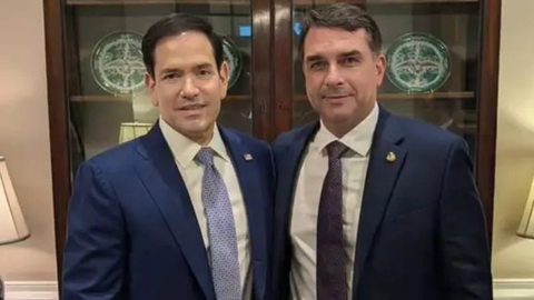 Flávio Bolsonaro comemorou a classificação do PCC e do Comando Vermelho como organizações terroristas pelos Estados Unidos - Imagem: Reprodução