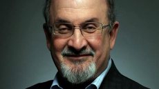 Salman Rushdie, autor do livro “Os versos satânicos” - Imagem: Reprodução/Twitter @Vilminha_reis