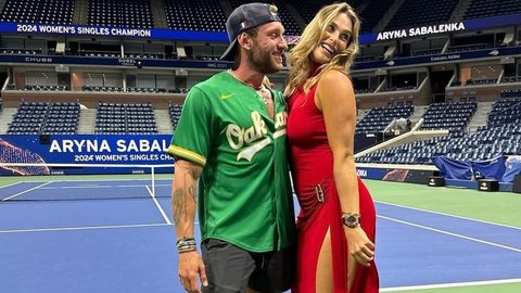 Aryna Sabalenka e Georgios Frangulis posam juntos após o anúncio do noivado da tenista bielorrussa com o empresário brasileiro. - Imagem: Divulgação