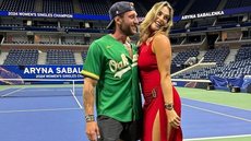 Aryna Sabalenka e Georgios Frangulis posam juntos após o anúncio do noivado da tenista bielorrussa com o empresário brasileiro. - Imagem: Divulgação
