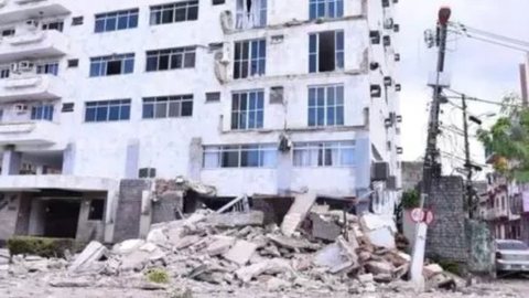 VÍDEO - sacadas de prédio residencial desabam e causam estrago - Imagem: reprodução redes sociais