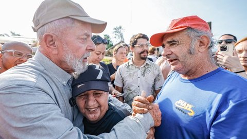 Lula nesta quinta-feira em visita ao bairro Navegantes, em Arroio do Meio - RS - Imagem: Divulgação / Ricardo Stuckert / PR