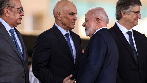 Os ministros do STF, Gilmar Mendes e Alexandre de Moraes, o presidente Luiz Inácio Lula da Silva e o Procurador-Geral da República, Paulo Gonet - Imagem: Reprodução / Agência Brasil / Marcelo Camargo