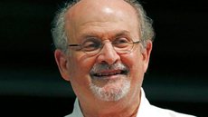 Salman Rushdie: escritor se encontra em estado crítico após facada em evento - imagem: reprodução Instagram @rtvmarti