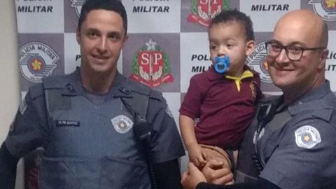 Criança é salva por policiais militares ao se engasgar com saliva e secreções do nariz - Imagem: reprodução grupo bom dia