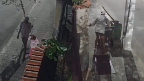 Câmeras de segurança capturam momento de violência familiar em Santos; caso gera revolta na comunidade - Imagem: Reprodução