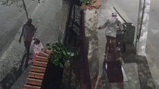 Câmeras de segurança capturam momento de violência familiar em Santos; caso gera revolta na comunidade - Imagem: Reprodução