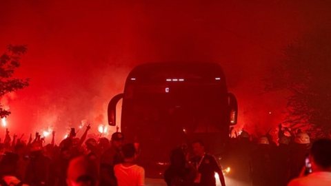 Torcedores do Santos ateiam fogo em carros e ônibus no Vila - Imagem: reprodução I Instagram @santosfc