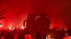 Torcedores do Santos ateiam fogo em carros e ônibus no Vila - Imagem: reprodução I Instagram @santosfc